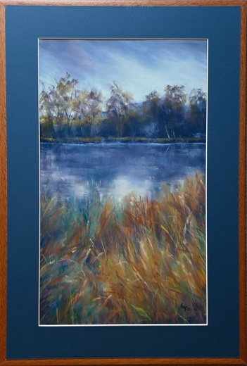 CHLADNÉ RÁNO, suchý pastel 42x62cm, modrá pasparta, rezavý rám